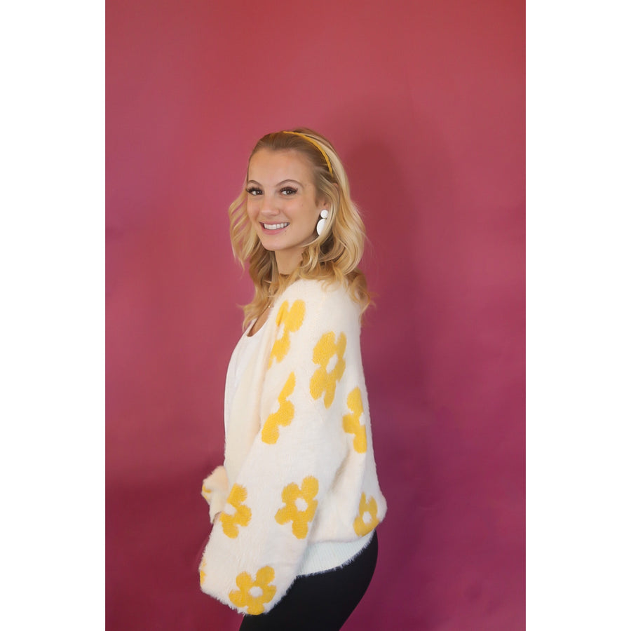 Vintage Yellow Daisy Sweater (Medium Left)